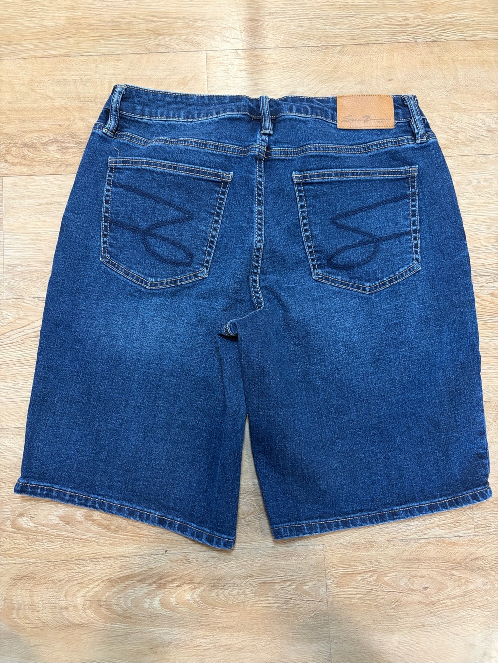 Seven7 Relaxed Bermuda Jean Shorts Dark Wash Women’s 8 - Picture 2 of 9